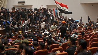Протестующие в здании иракского парламента