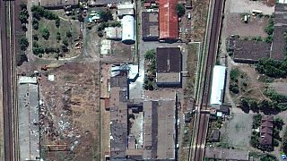En estas fotos de satélite tomadas antes y después del ataque, se ve como un pequeño edificio en el complejo penitenciario de Olenivka fue demolido