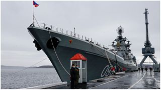 بحارة روس يقفون في حراسة السفينة الرئيسية للأسطول الشمالي، بيوتر فيليكي - أرشيف