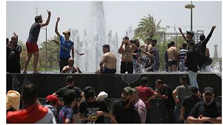 أنصار التيار الصدري يسبحون في مياه النافورات أمام مبنى البرلمان 30/07/2022