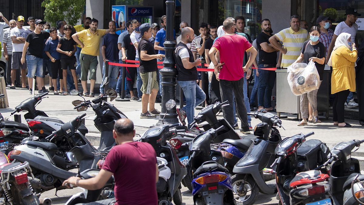 طابور من الناس ينتظرون شراء الخبر من فرن في بيروت - لبنان  27/07/2022