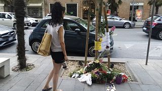 Местные жители приносят цветы к месту убийства нигерийского уличного торговца. Чивитанова Марке, Италия. 30 июля 2022