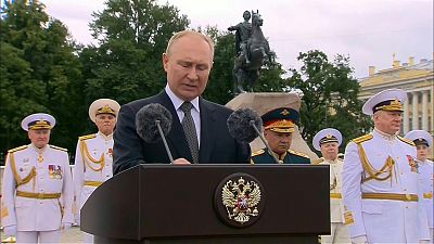  الرئيس الروسي فلاديمير بوتين خلال احتفالات يوم الأسطول في سان بطرسبرغ.