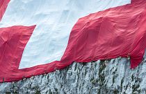 العلم السويسري في جبال الألب.