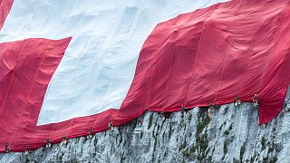 العلم السويسري في جبال الألب.