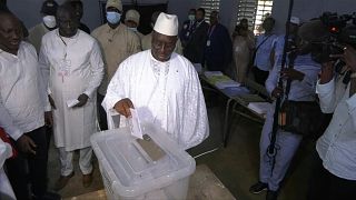  الرئيس السنغالي ماكي سال يدلي بصوته في الانتخابات البرلمانية.