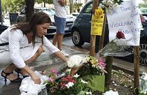 Fiori deposti sul luogo della morte di Alika