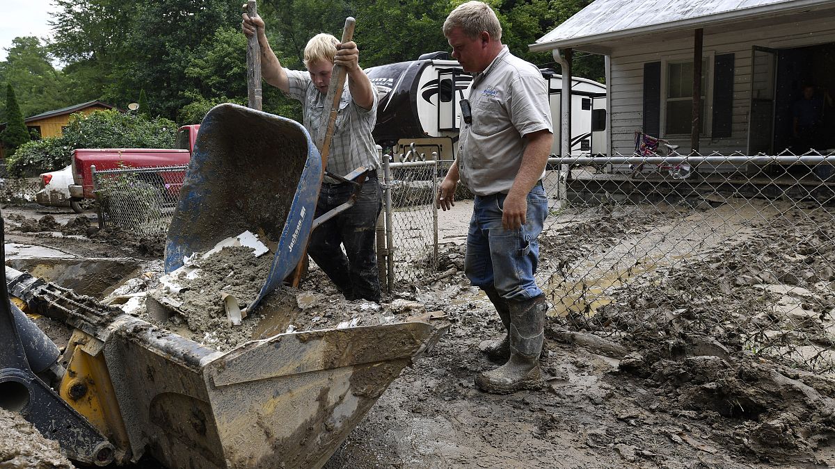 Des bénévoles en action après l'inondation d'une maison à Ogden Hollar à Hindman, Kentucky, le samedi 30 juillet 2022.