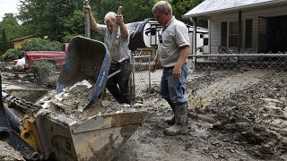 Des bénévoles en action après l'inondation d'une maison à Ogden Hollar à Hindman, Kentucky, le samedi 30 juillet 2022.