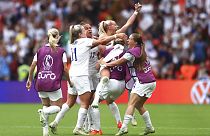 A győztes gólt szerző Chloe Kellyt (középen) köszöntik társai a második angol találat után