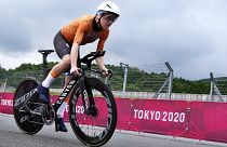 Annemiek van Vleuten a 2021-re halasztott 2020-as tokiói olimpia női országúti kerékpárosok időfutamában 2021. július 28-án