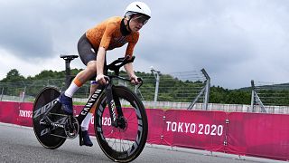 Annemiek van Vleuten a 2021-re halasztott 2020-as tokiói olimpia női országúti kerékpárosok időfutamában 2021. július 28-án