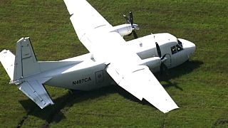 Yetkililer, çift motorlu bir CASA CN-212 Aviocar'ın Raleigh-Durham Uluslararası Havalimanı'nda çimlere acil iniş yaptığını açıkladı