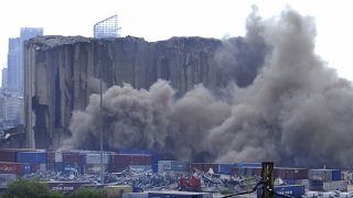 Esta captura de vídeo muestra el polvo que se levanta de los silos en el puerto de Beirut, Líbano, el 31 de julio de 2022.