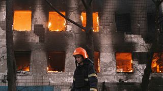 Des pompiers sur les lieux d'un incendie après un bombardement russe à Mykolaïv, en Ukraine, samedi 18 juin 2022.
