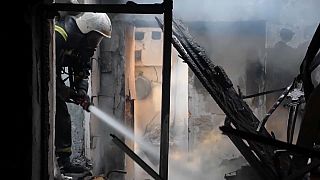 Bombeiros tentam controlar incêndios em Mykolaiv após bombardeamento russo.