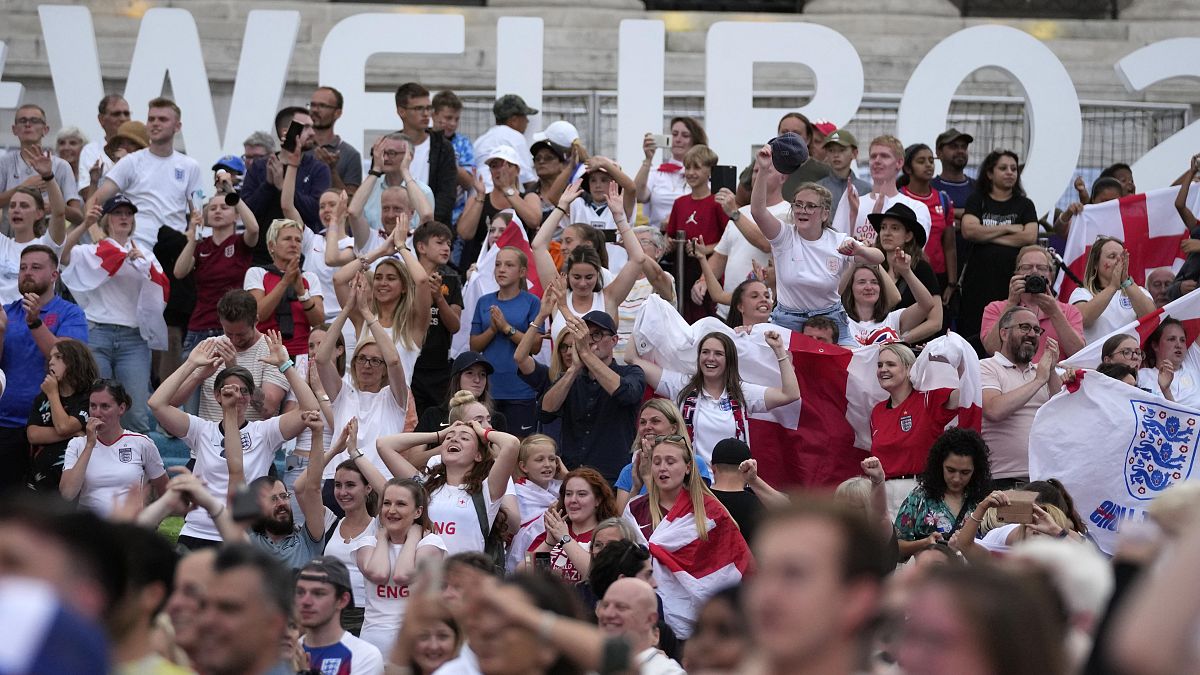 Des supporters anglais célèbrent à Trafalgar Square célèbrent la victoire de leur équipe à l'Euro 2022,  Londres, 31 juillet 2022.