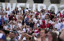 Des supporters anglais célèbrent à Trafalgar Square célèbrent la victoire de leur équipe à l'Euro 2022,  Londres, 31 juillet 2022.