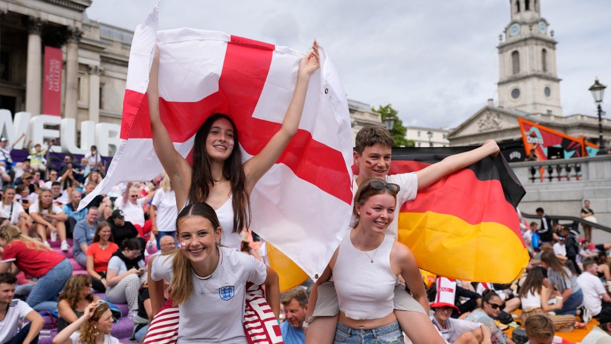 Los aficionados se reúnen en la zona de hinchas de Trafalgar Square para ver en una pantalla gigante la final del partido de fútbol de la Eurocopa femenina 2020 