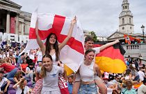 Los aficionados se reúnen en la zona de hinchas de Trafalgar Square para ver en una pantalla gigante la final del partido de fútbol de la Eurocopa femenina 2020