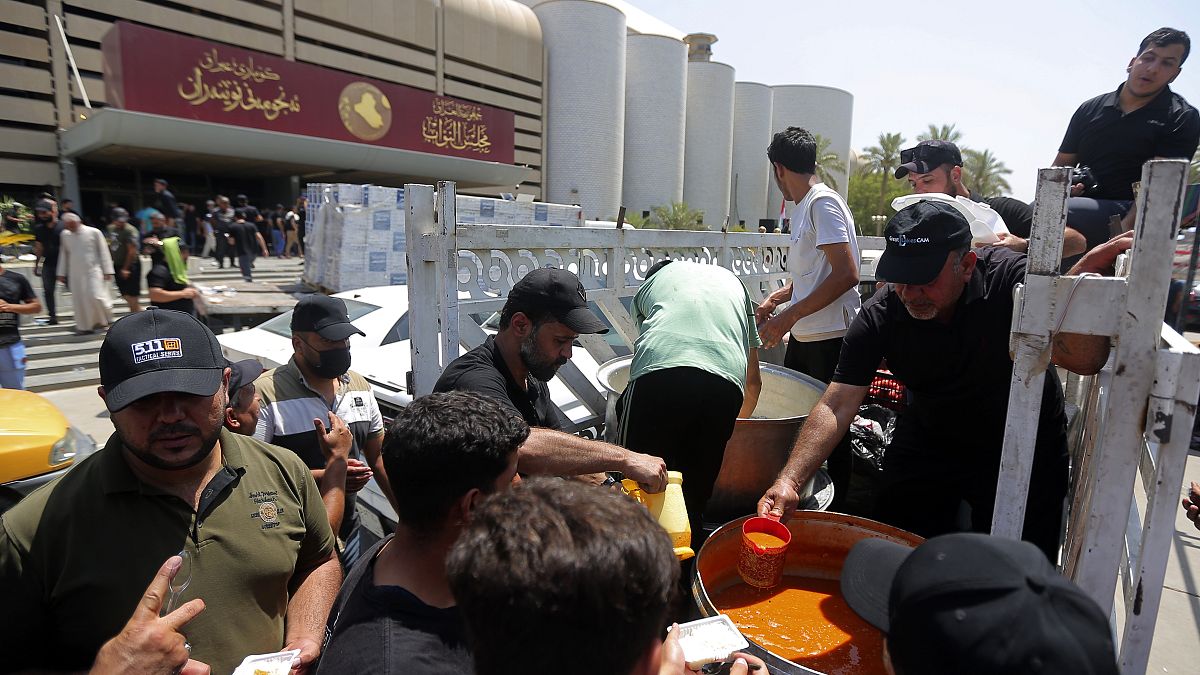 Захватившим парламент "Садристам" раздают суп и хлеб
