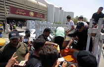 هواداران پرشمار مقتدی صدر پارلمان عراق را اشغال کرده‌اند