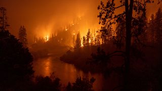 L'incendio nella foresta nazionale di Klamath, al confine tra California e Oregon