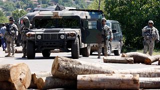 Plaka uygulaması, Kosova ile Sırbistan arasında gerginliğe neden oldu. Fotoğrafta, KFOR (NATO misyonu) askerleri, Mitrovaiça yakınlarında devriye gezerken görülüyor (arşiv)