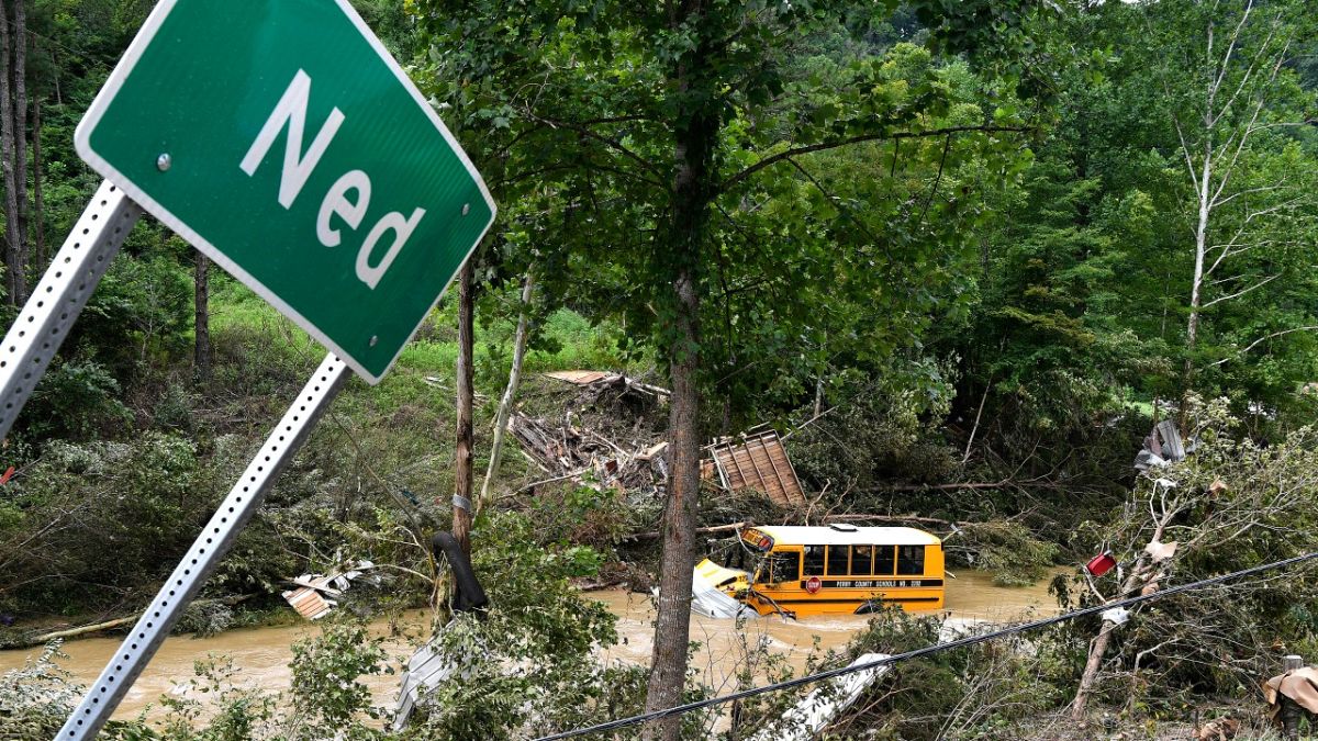 Iskolabusz vált az áradás áldozatává Nedben, Kentucky államban, 2022. július 29-én