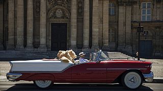سيارات أمريكية كلاسيكية في باريس، فرنسا، يوم الأحد 13 يونيو 2021.