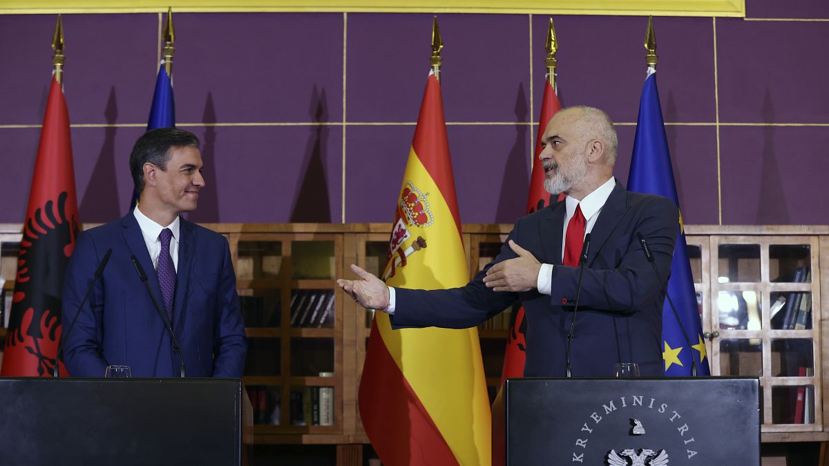El primer ministro de Albania, Edi Rama, con su homólogo español Pedro Sánchez en la sede del gobierno en Tirana, Albania, el lunes 1 de agosto de 2022