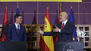 El primer ministro de Albania, Edi Rama, con su homólogo español Pedro Sánchez en la sede del gobierno en Tirana, Albania, el lunes 1 de agosto de 2022