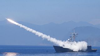 Tayvan Donanması'na ait Cheng Kung sınıfı bir fırkateyn, askeri tatbikat sırasında hava savunma füzesi ateşlerken