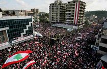 آلاف اللبنانيين يحتشدون في الشوارع خلال مظاهرة مؤيدة لسوريا في النبطية، جنوب لبنان، الأحد 13 آذار 2005
