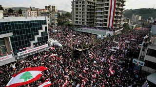 آلاف اللبنانيين يحتشدون في الشوارع خلال مظاهرة مؤيدة لسوريا في النبطية، جنوب لبنان، الأحد 13 آذار 2005