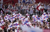Фанаты приветствуют сборную Англии на Трафальгарской площади. 1 августа 2022