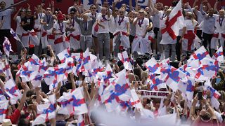 Фанаты приветствуют сборную Англии на Трафальгарской площади. 1 августа 2022