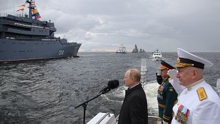 Putyin a haditengerészet napján tartott szentpétervári flottadíszszemlén 2022. július 31-én