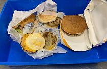 Das vergessene Frühst¨ück im Müll am Darwin Airport in Australien