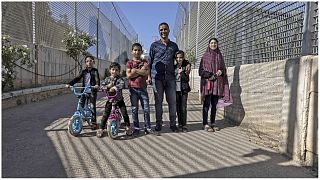 عائلة الفلسطيني سعدات غريب أمام السور الذي يحيط ببيتهم 19/07/2022