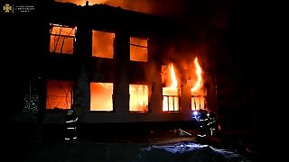 Incendio tras el bombardeo de un hospital en Mykolaiv, Ucrania.