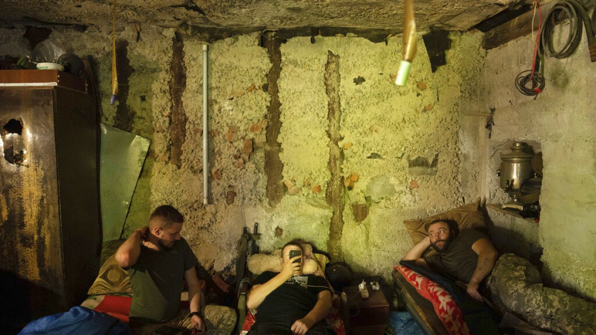 Ukrainische Soldaten ruhen sich in einem Keller in der Region Charkiw aus