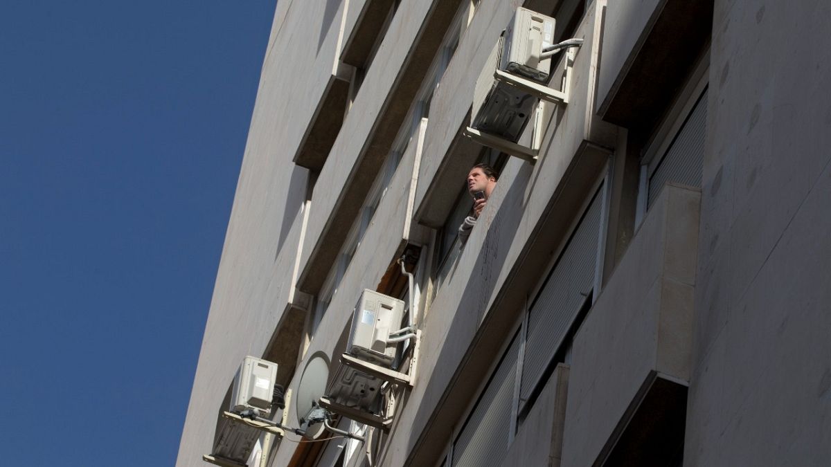 Légkondicionálókkal felszerelt ház egy madridi lakótelepen 2016. szeptember 6-án