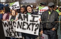 Toplu tecavüzleri kınayan eylemciler duruşmanın yapıldığı Krugersdorp mahkemesi önünde "Sırada ben mi varım?" yazılı pankartlarla olayı protesto etti