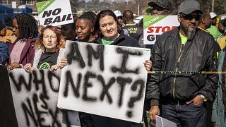 Toplu tecavüzleri kınayan eylemciler duruşmanın yapıldığı Krugersdorp mahkemesi önünde "Sırada ben mi varım?" yazılı pankartlarla olayı protesto etti