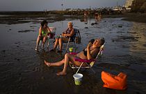 Mujeres en la playa de Chipiona, en la provincia de Cádiz