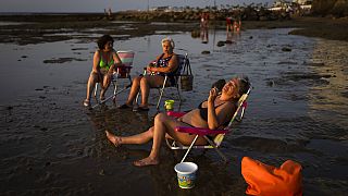 Mujeres en la playa de Chipiona, en la provincia de Cádiz