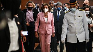 رئيسة مجلس النواب الأمريكي نانسي بيلوسي، وسط الصورة، تقوم بجولة في مبنى البرلمان الماليزي في كوالالمبو ، الثلاثاء 2 أغسطس 2022