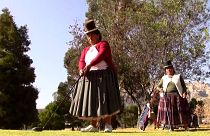 Zwei indigene Frauen nehmen an einem Golf-Turnier in La Paz teil