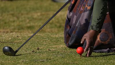 Teresa Zarate, une indigène aymara, se prépare à jouer au golf lors du tournoi des travailleurs du club de Mallasilla, dans la banlieue de La Paz (Bolivie) - le 1er août 2022